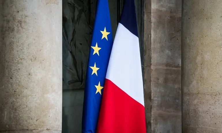 Drapeaux de la France et de l’Union européenne côte à côte, symbolisant la souveraineté française dans le cadre européen.